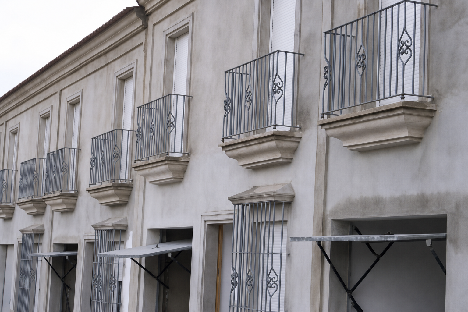 Fachada con balcones tras aplicar Adiflu-C