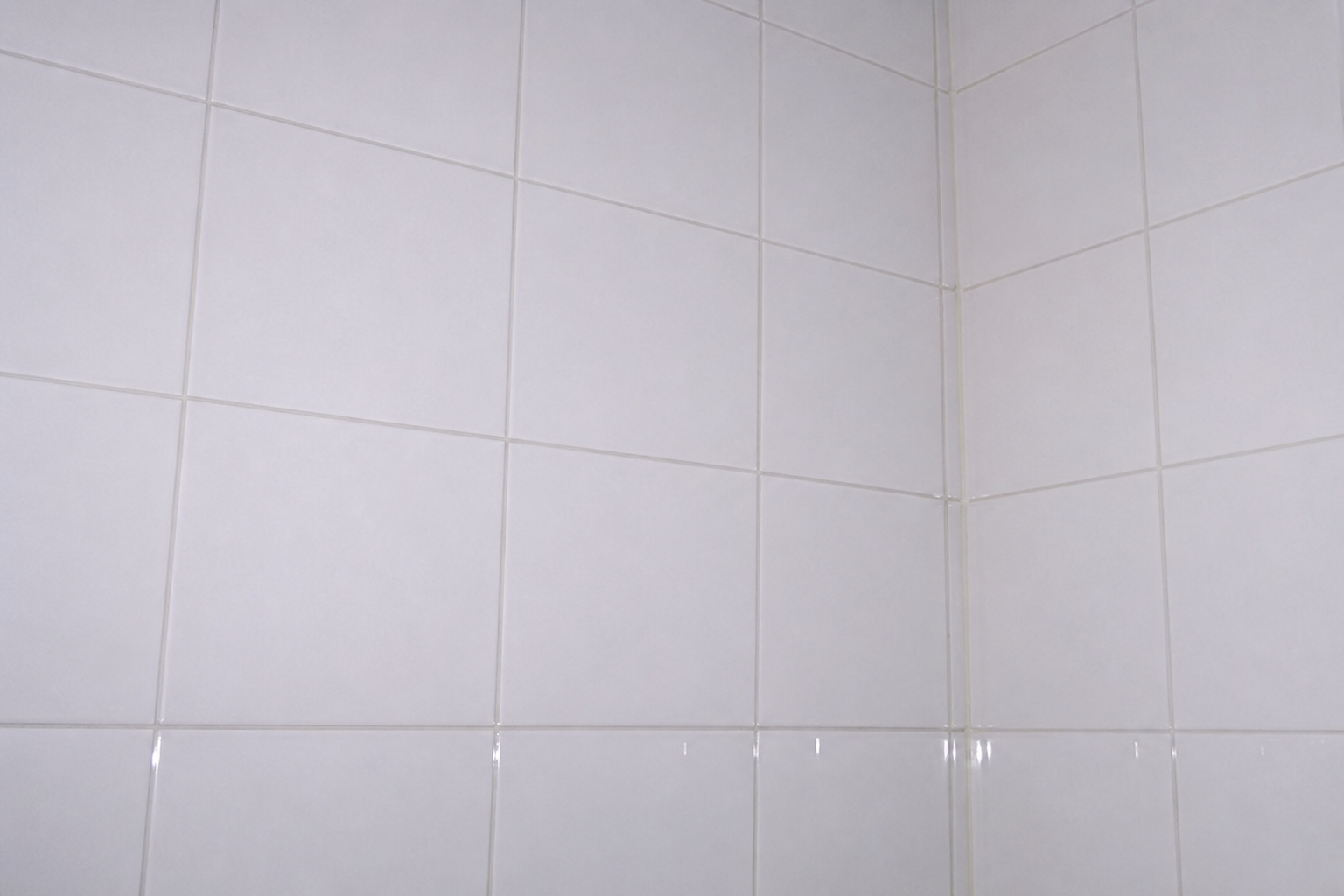 Rejuntamento de azulejos brancos