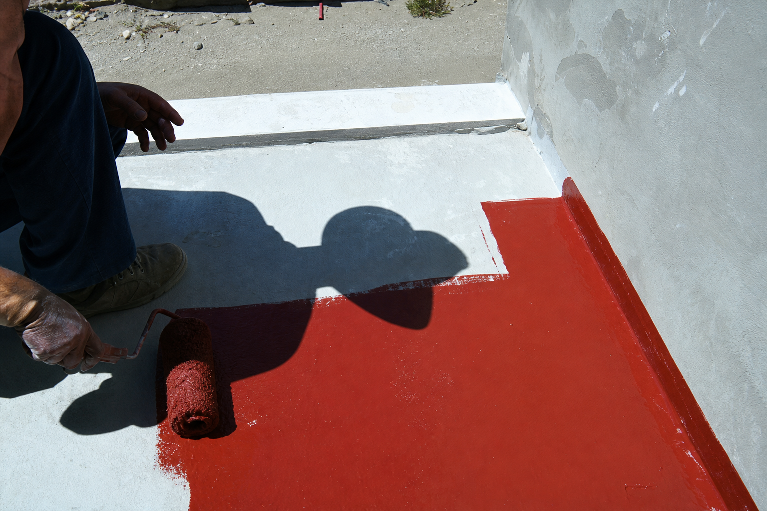 Pintor aplicando Elasnet con rodillo