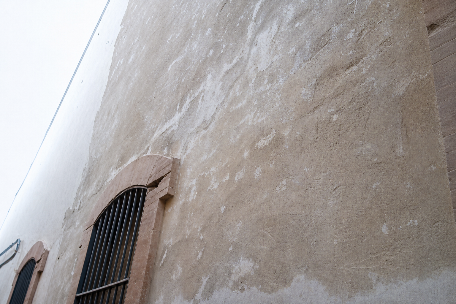Pared agrietada reforzada con Elasnet-Fibra