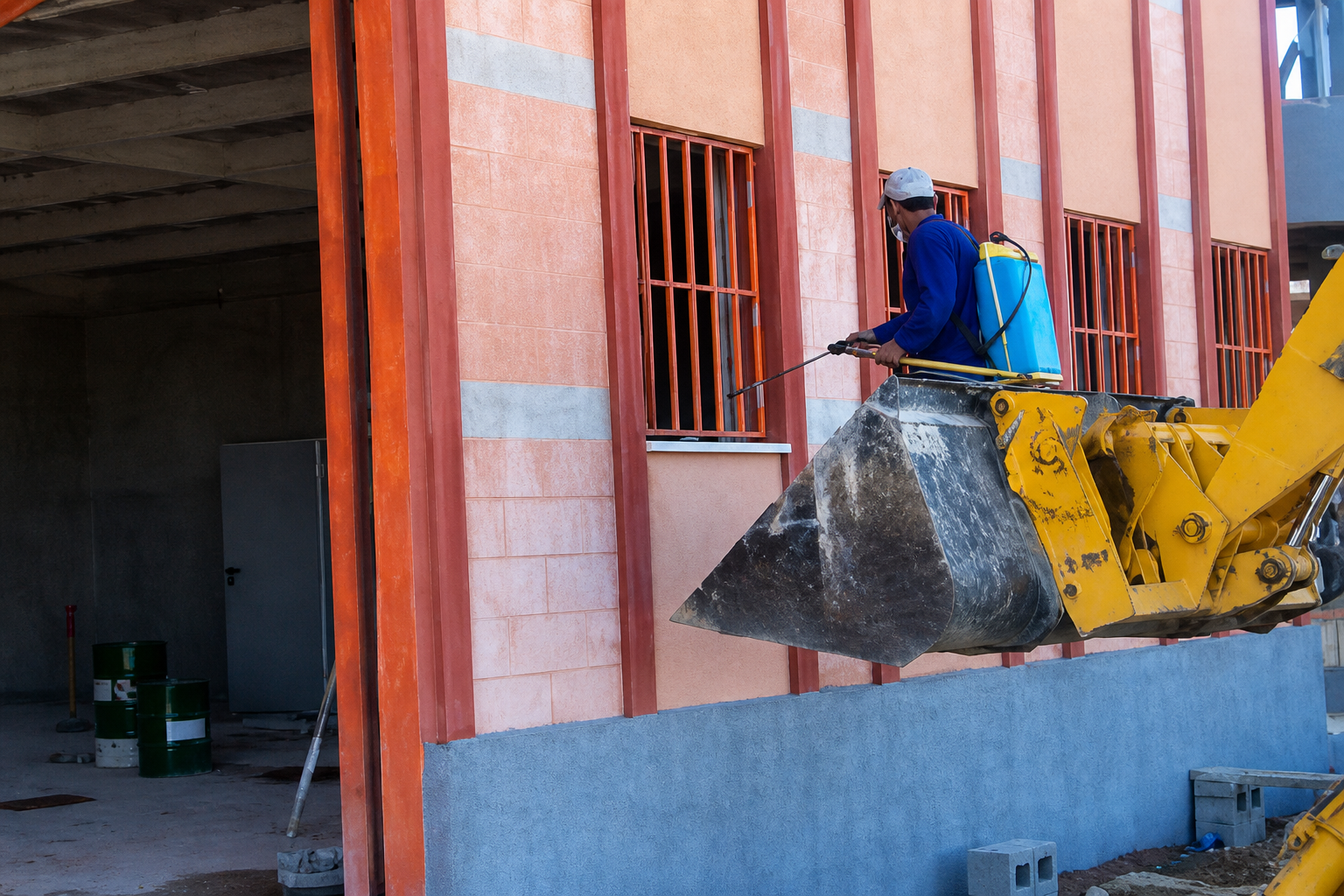 Trabalhador em obra de tijolo