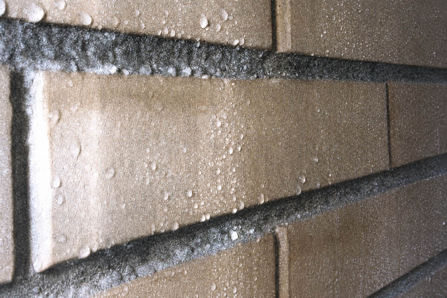 Pared con manchas de humedad tratada