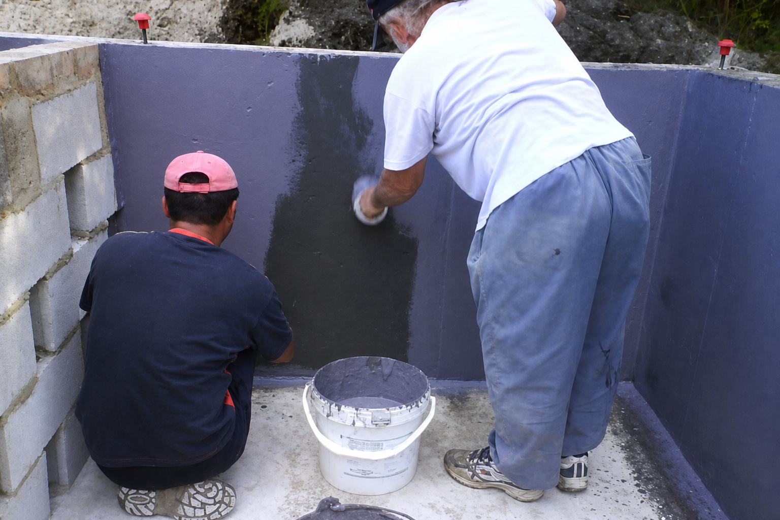 Trabalhadores aplicando Impercem-Elas em cave